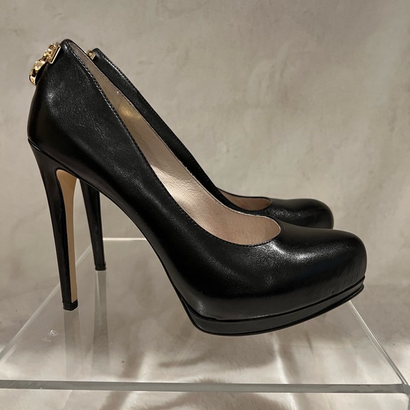 Michael kors black leather 4 1/2 “heel shoes with inside wedge in front - Picture 2 of 4